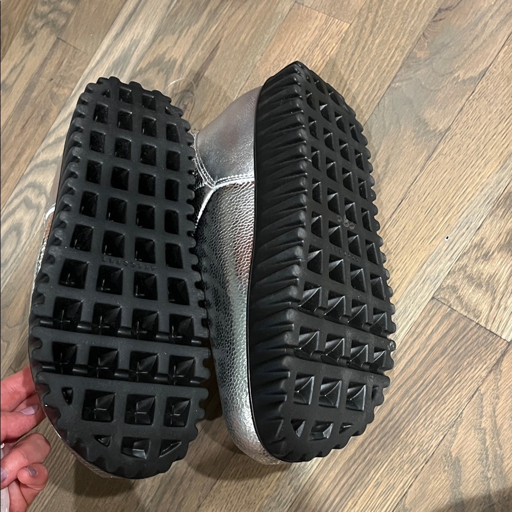 4CCCCEES
Leather Waffo Nui Boots Silver Metallic Ankle Boots with Green Accent - Picture 4 of 5